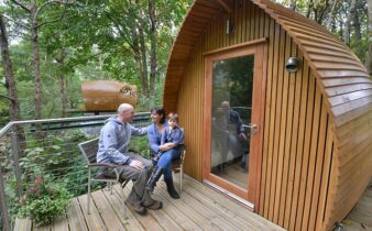 Stjerneklare nætter og komfortable senge: Oplev glamping-drømmen i 2023